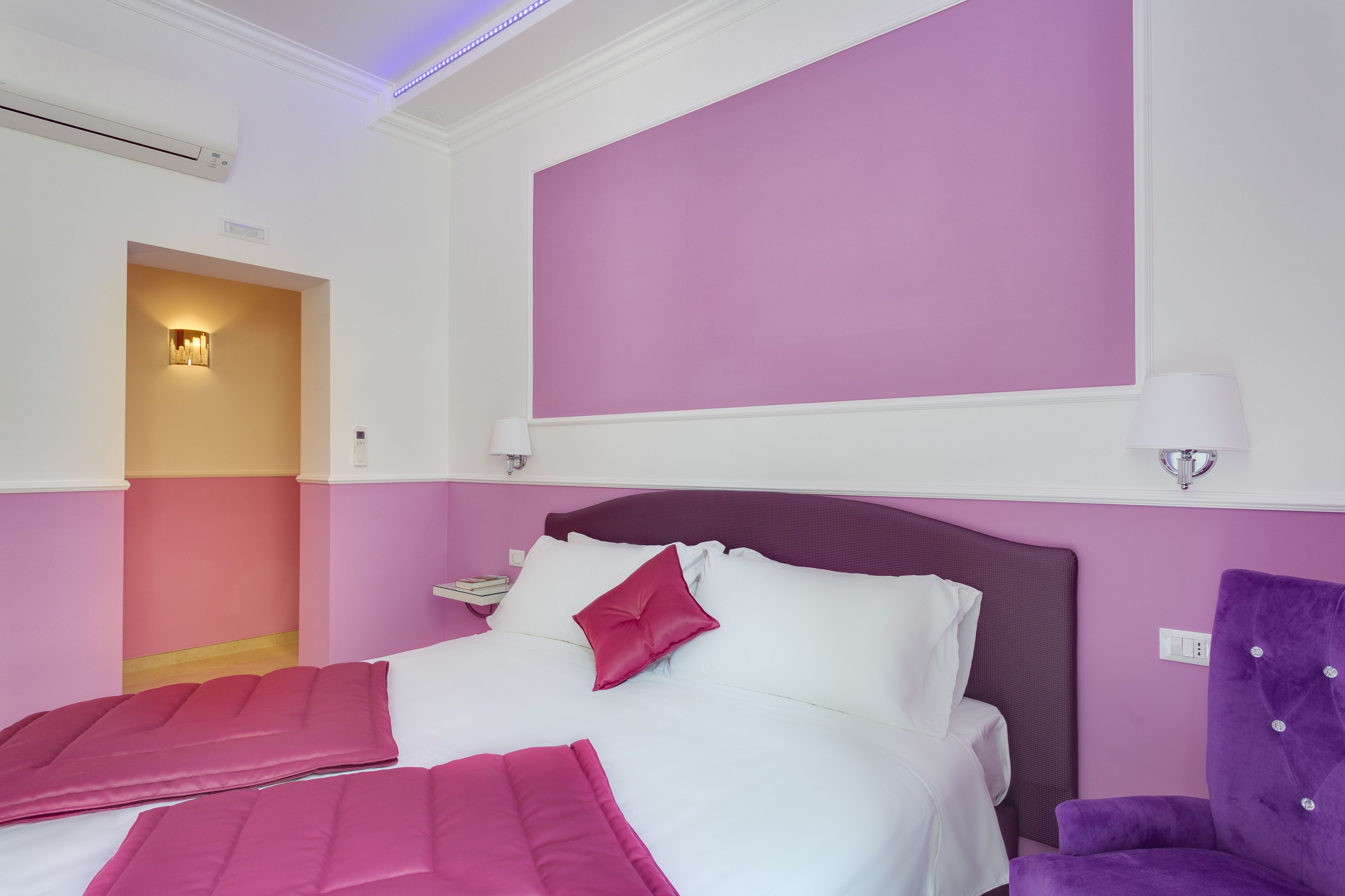 خزنة داخل الغرفة وبديكورات فريدة لكل غرفة وطراز فريد لكل وحدة ومكتب