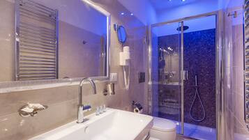 Executive Room, 1 Bedroom, City View | Bathroom | Shower, free toiletries, hair dryer, bidet