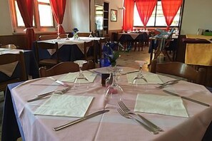 Se sirven almuerzos, cenas y cocina local 