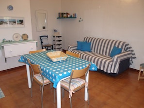 Apartment, 2 Bedrooms | Living area