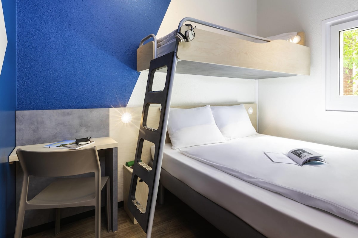 Kahden hengen huone (with extra bed) | Allergiatestatut vuodevaatteet, työpöytä, pimennysverhot, äänieristys