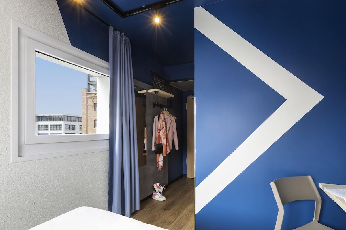 1 dormitorio, ropa de cama hipoalergénica, escritorio y cortinas opacas
