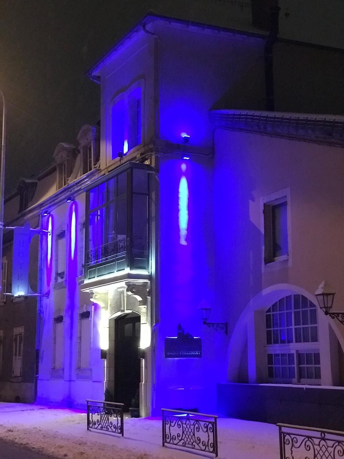 Un bâtiment doté d’un balcon imposant et d’une enseigne sur laquelle on peut lire « SAINT-PHILIPPE ».