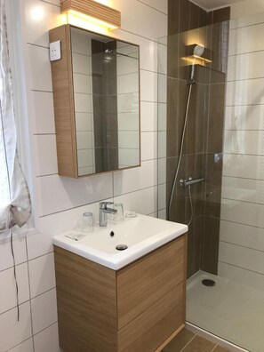Dusche, kostenlose Toilettenartikel, Haartrockner, Handtücher