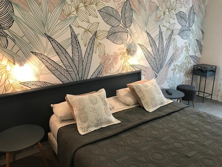 Premium bedding, desk, soundproofing, cribs/infant beds. Hôtel Saint-Philibert