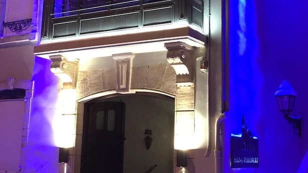 Ein Gebäude mit einem markanten Eingang, einem Balkon mit Geländern und einem Schild mit der Aufschrift 'SAINT PHILIPPE'.