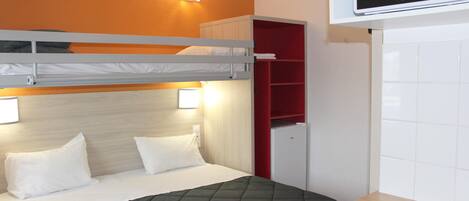 Skrivebord, blendingsgardiner, wi-fi (inkludert) og sengetøy