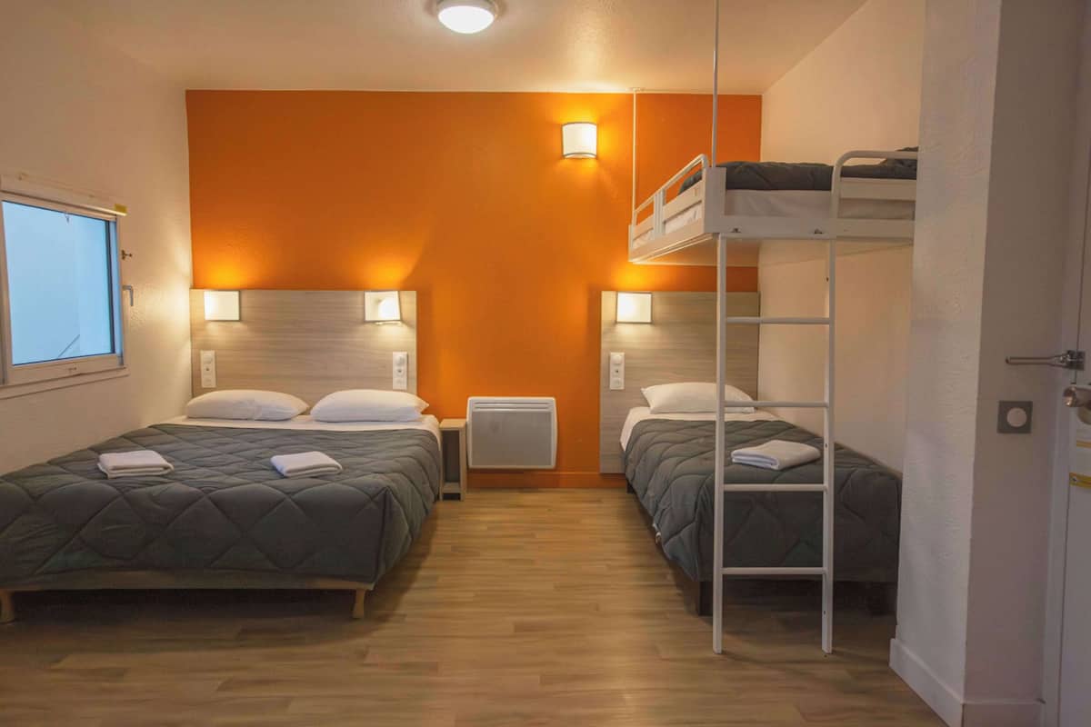 Standaard kamer, meerdere bedden | Een bureau, verduisterende gordijnen, gratis wifi, beddengoed