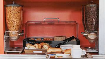 Standaard kamer, 3 eenpersoonsbedden (Shared Bathroom) | Ontbijtruimte | Dagelijks continentaal ontbijt (EUR 6.90 per persoon)