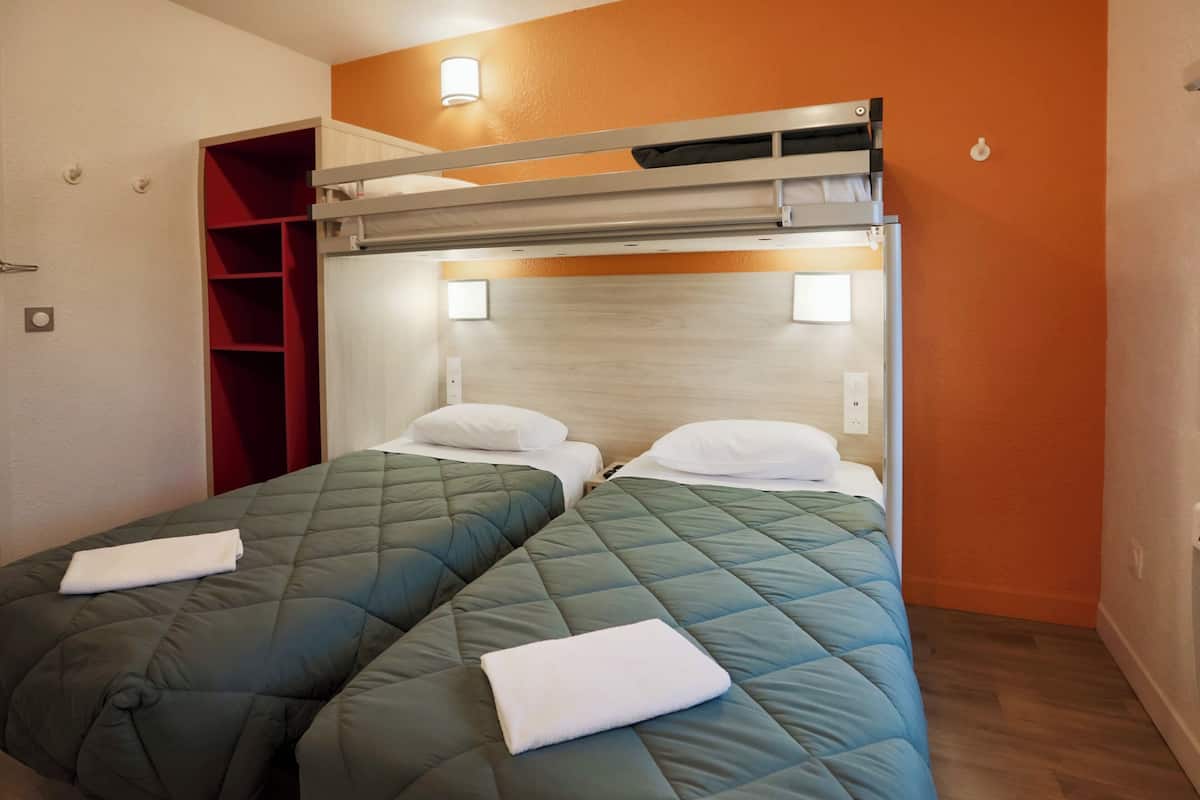 Een bureau, verduisterende gordijnen, gratis wifi, beddengoed