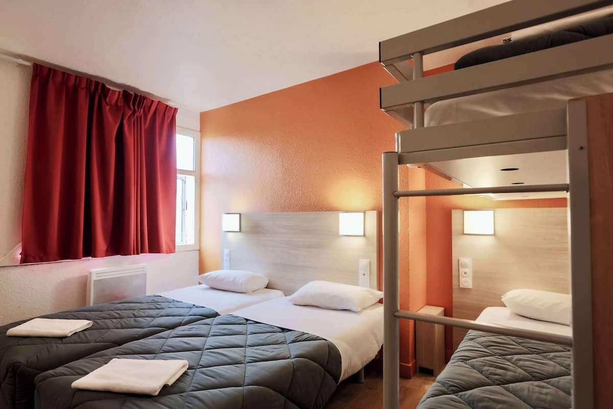 Standaard kamer, meerdere bedden | Een bureau, verduisterende gordijnen, gratis wifi, beddengoed