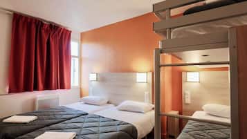 Standaard kamer, meerdere bedden | Een bureau, verduisterende gordijnen, gratis wifi, beddengoed