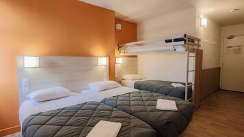 Standaard kamer, meerdere bedden | Een bureau, verduisterende gordijnen, gratis wifi, beddengoed