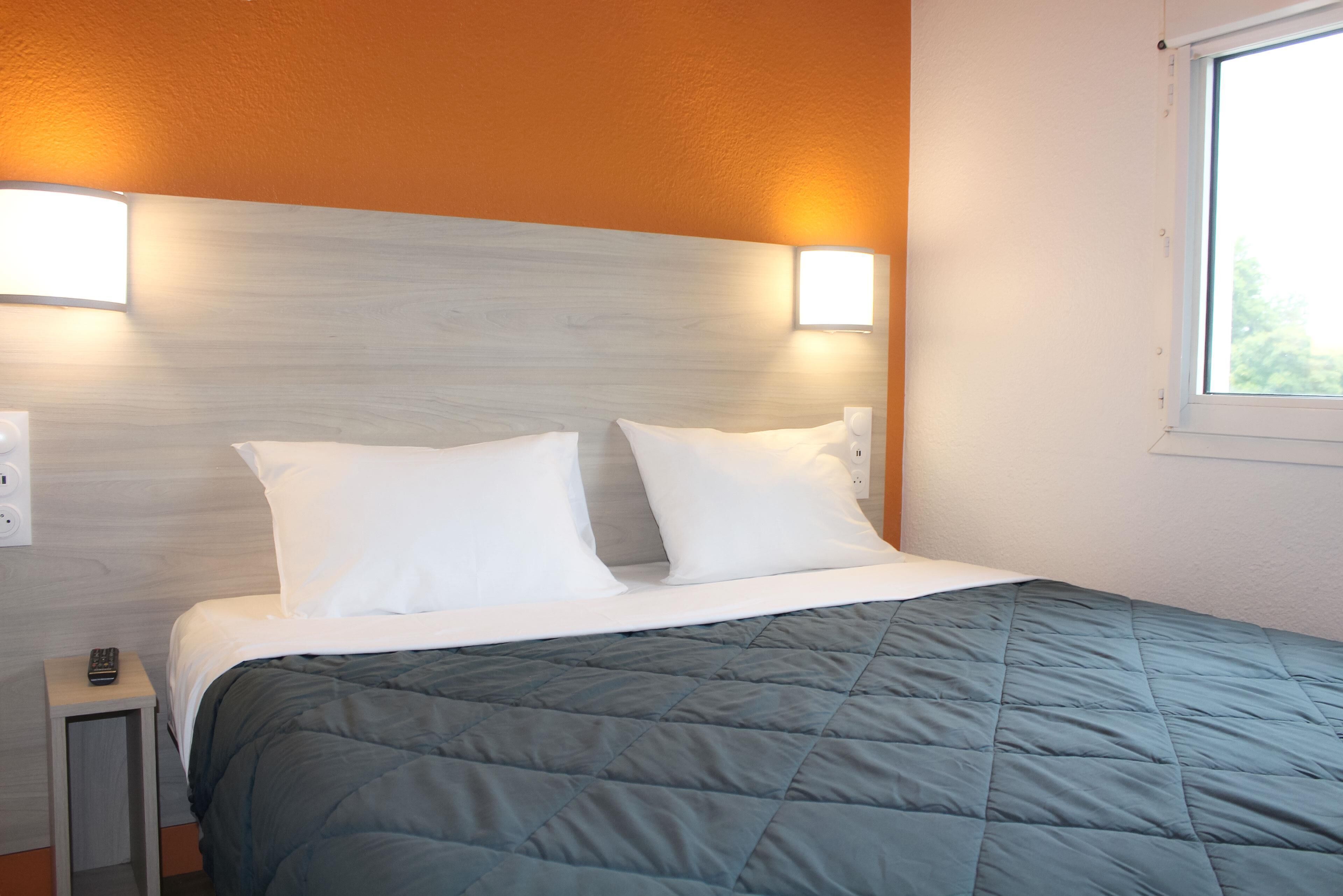 Escritorio, cortinas opacas, wifi gratis y ropa de cama