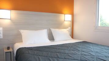 Escritorio, cortinas opacas, wifi gratis y ropa de cama