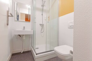 Milieuvriendelijke toiletartikelen, een haardroger, handdoeken