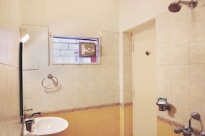Habitación estándar con 1 cama matrimonial o 2 individuales, 1 habitación, baño privado | Baño | Regadera, regadera tipo lluvia, amenidades de baño gratuitas, toallas