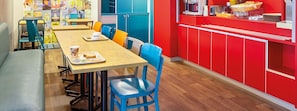 Tägliches Frühstücksbuffet (5.9 EUR pro Person)