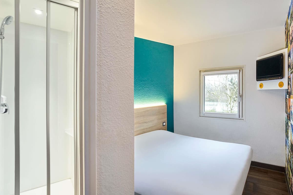 Room, 1 Double Bed, Private Bathroom (Cabrio) | Free WiFi, bed sheets