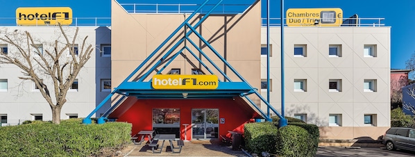 Mặt tiền nơi lưu trú