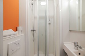 Dusche, umweltfreundliche Kosmetikartikel, Handtücher