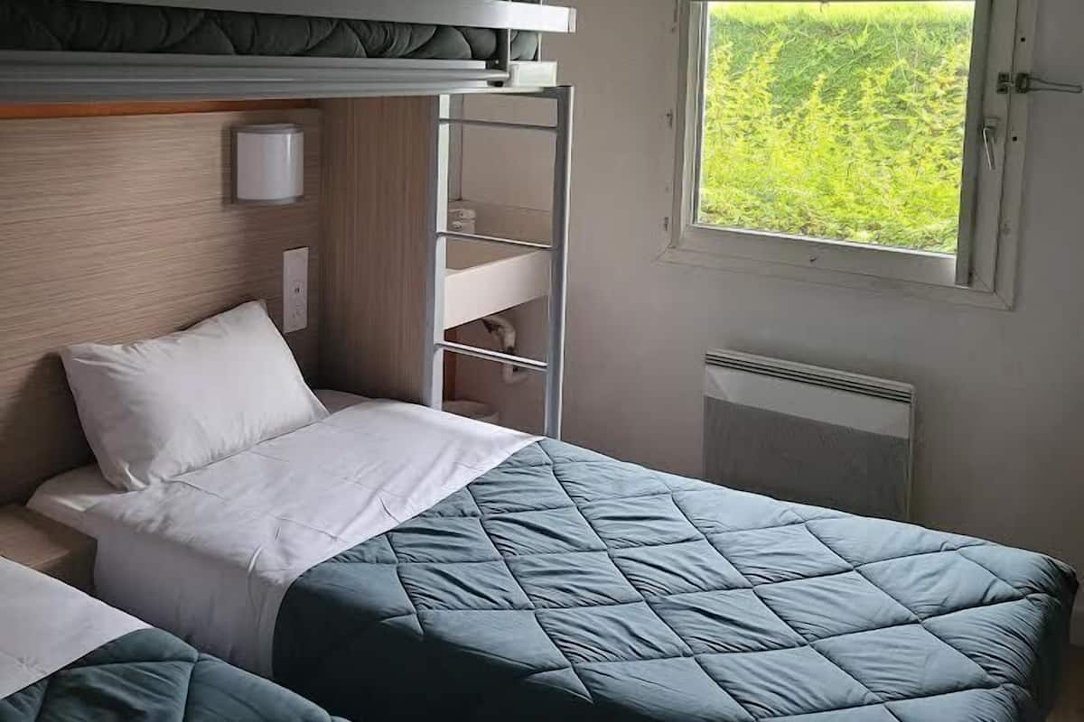 Chambre Standard, 3 lits une place (Shared Bathroom) | Couette en duvet d'oie, bureau, fer et planche à repasser, Wi-Fi gratuit