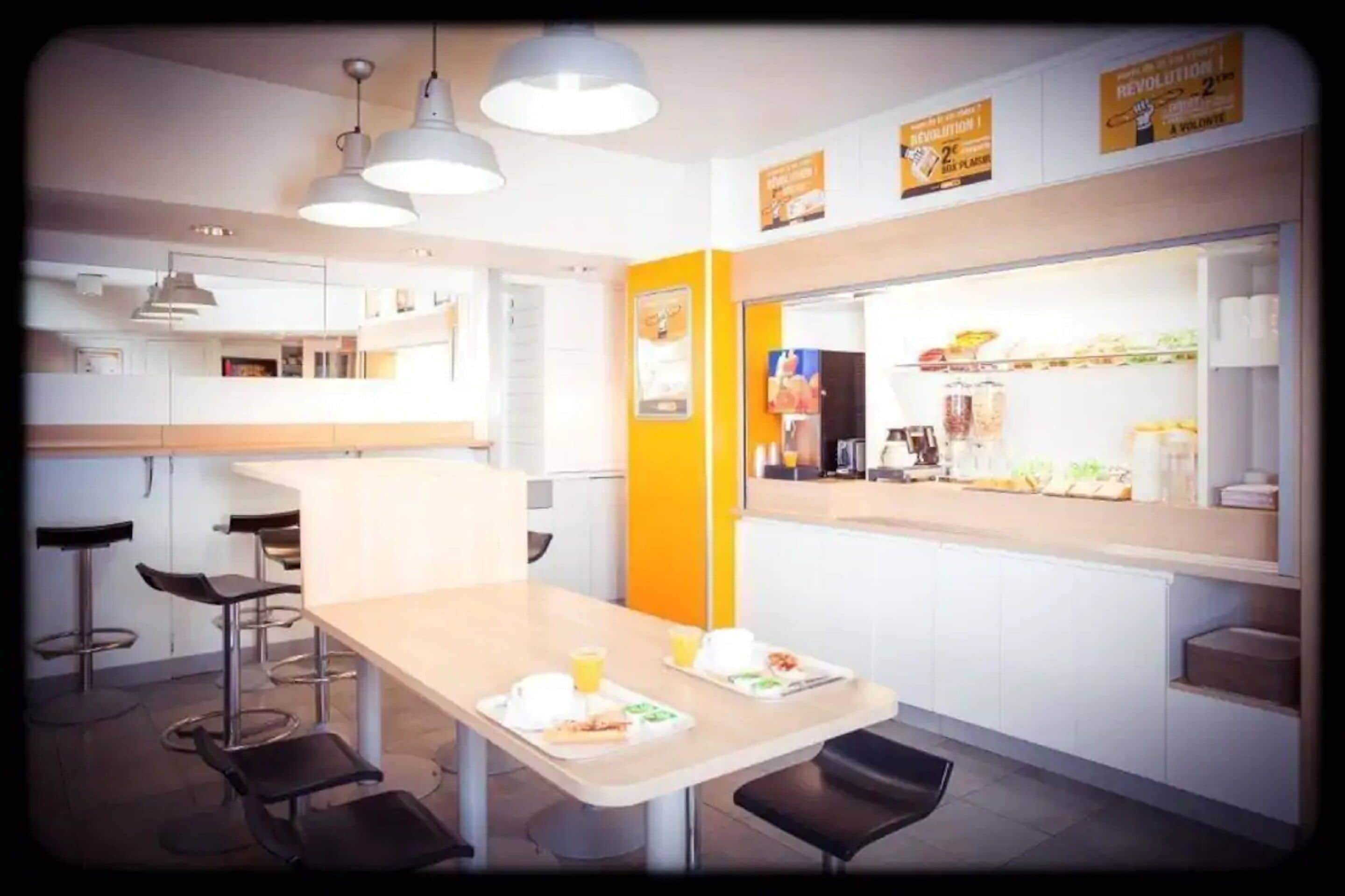 Petit déjeuner continental (8.50 EUR par personne)