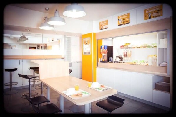 Petit déjeuner continental (8.50 EUR par personne)