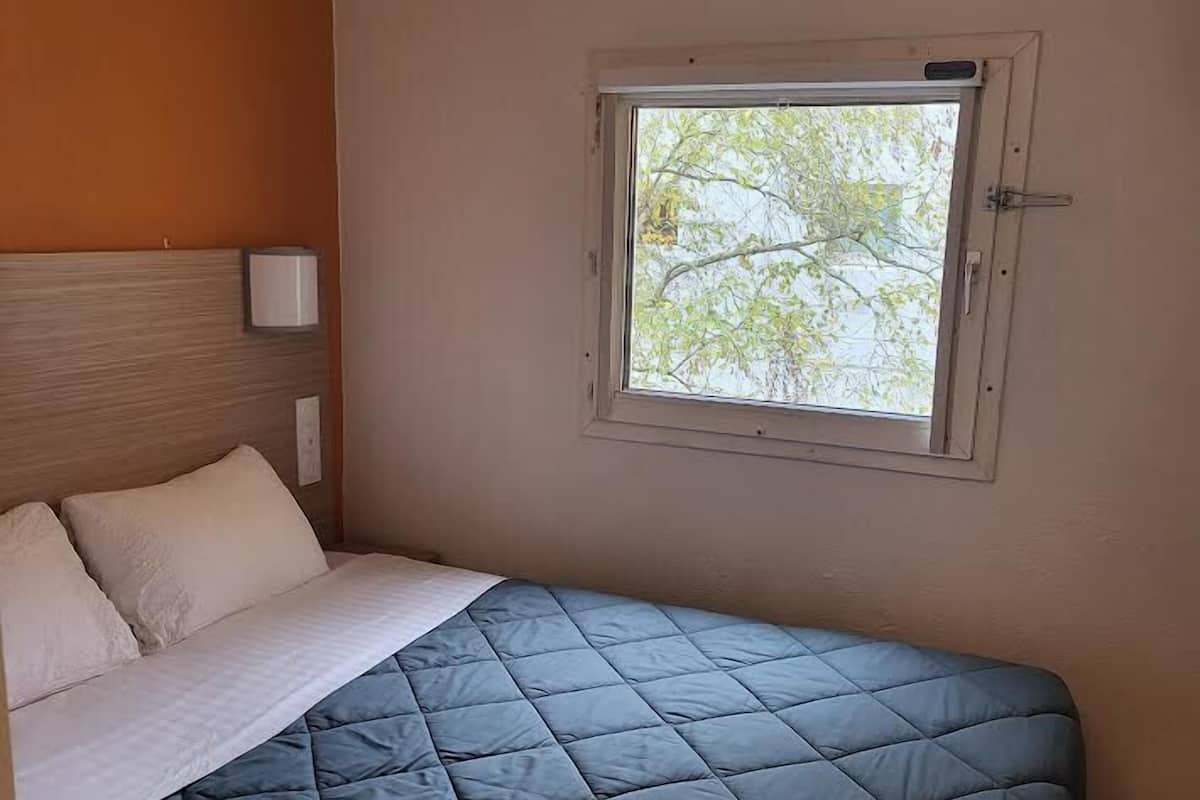 Chambre Standard, 1 lit double | Couette en duvet d'oie, bureau, fer et planche à repasser, Wi-Fi gratuit