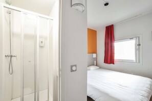 Habitación estándar, 1 cama matrimonial | Cunas gratuitas, wifi gratis y ropa de cama 