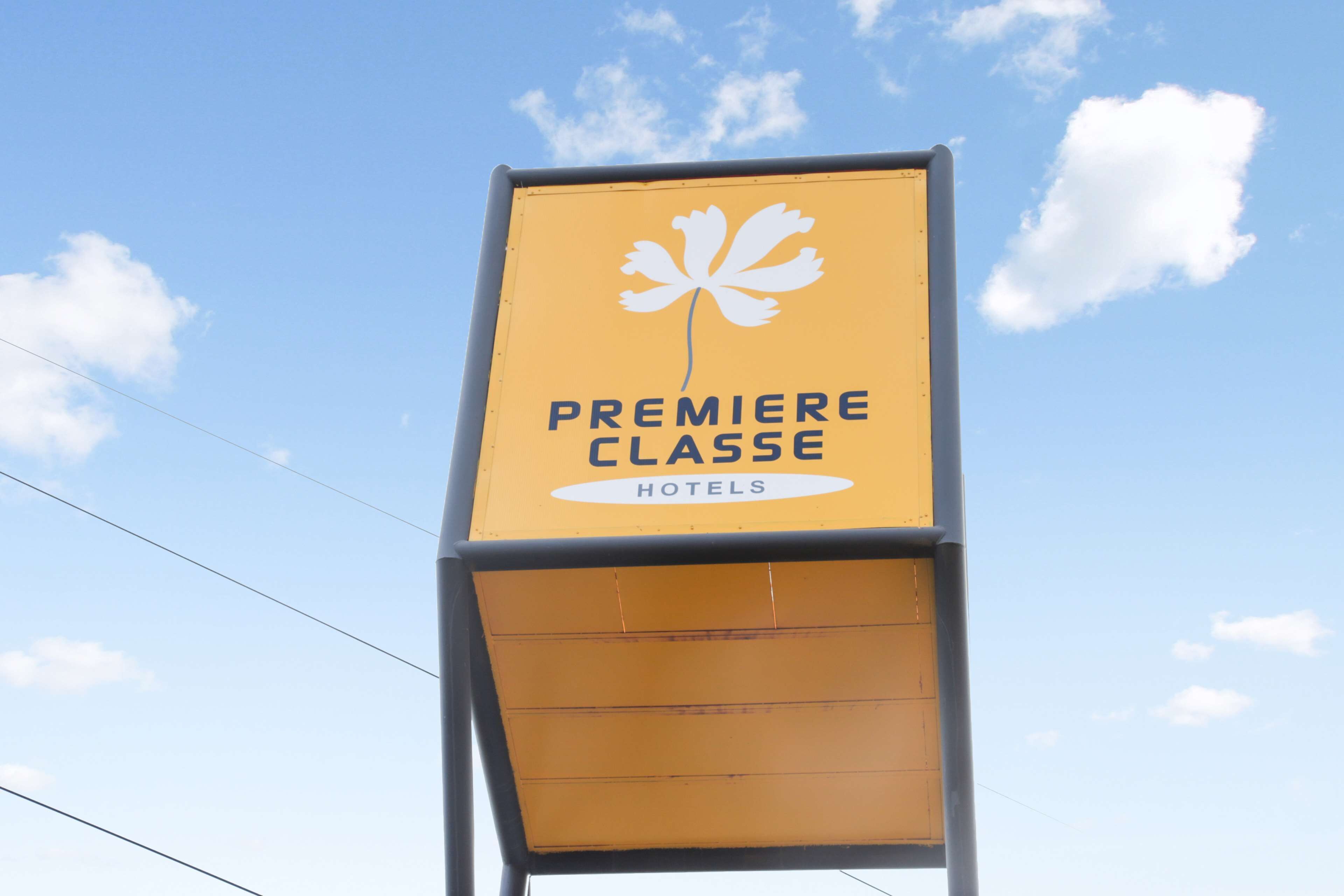 Hotellin kyltti, jossa on teksti ”Premiere Classe Hotels” ja lehteä esittävä logo.