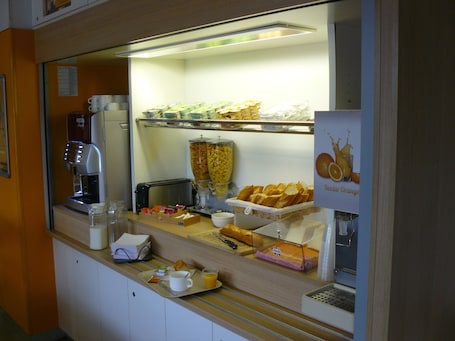 Breakfast area. Premiere Classe Thionville - Yutz