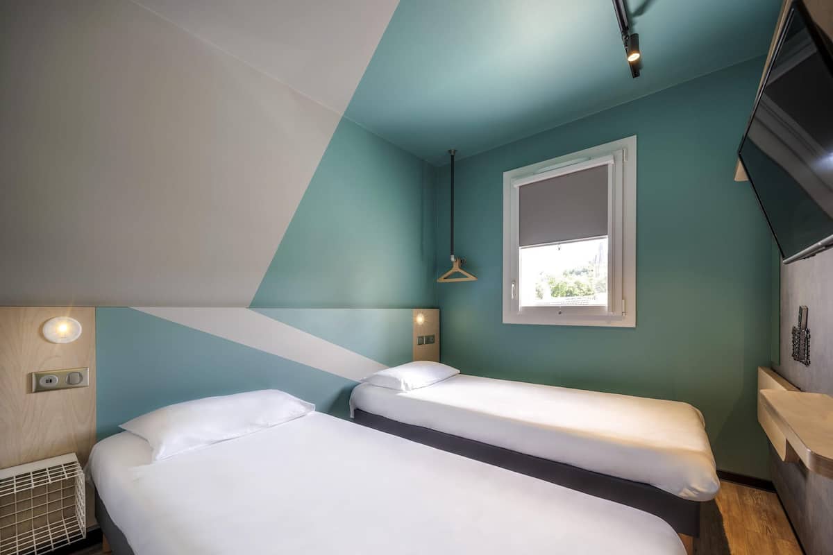 Standard Room, 2 Twin Beds | Desk, soundproofing, free WiFi, bed sheets