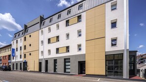 A multi-story hotel with a modern facade, large windows, and a flat roof. - ibis budget Forbach Centre (Forbach)