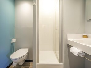 Escrivaninha, quartos à prova de som, Wi-Fi de cortesia, roupa de cama