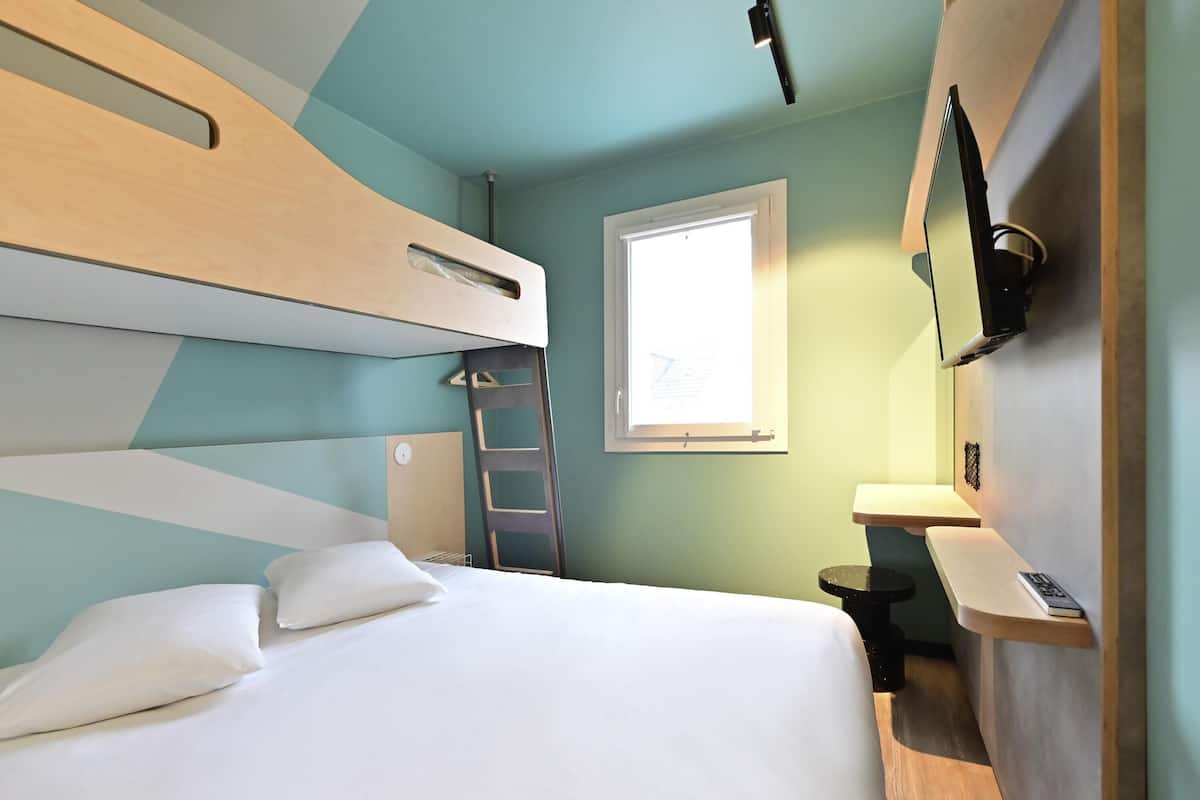 Desk, soundproofing, free WiFi, bed sheets