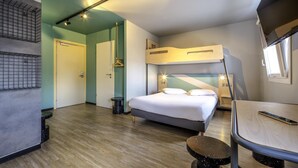 A compact bedroom with a bunk bed, a desk, and a small seating area. - ibis budget Forbach Centre (Forbach)