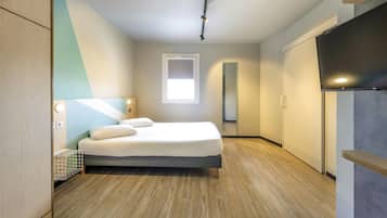 Escritorio, sistema de insonorización, wifi gratis y ropa de cama