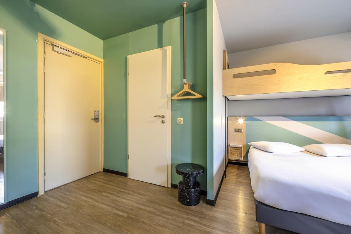 Habitación familiar, varias camas | Escritorio, sistema de insonorización, wifi gratis y ropa de cama