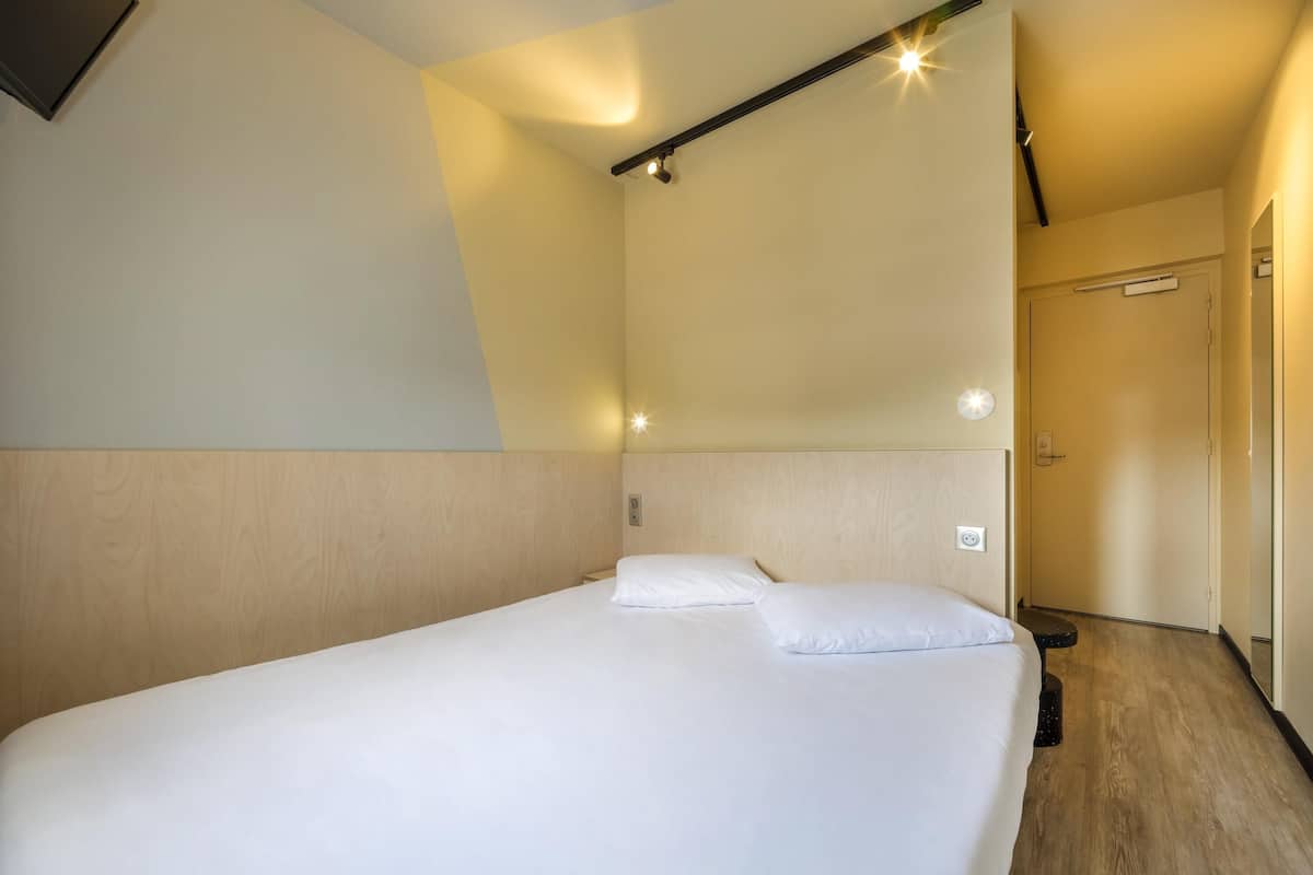 Habitación estándar, 1 cama doble | Escritorio, sistema de insonorización, wifi gratis y ropa de cama