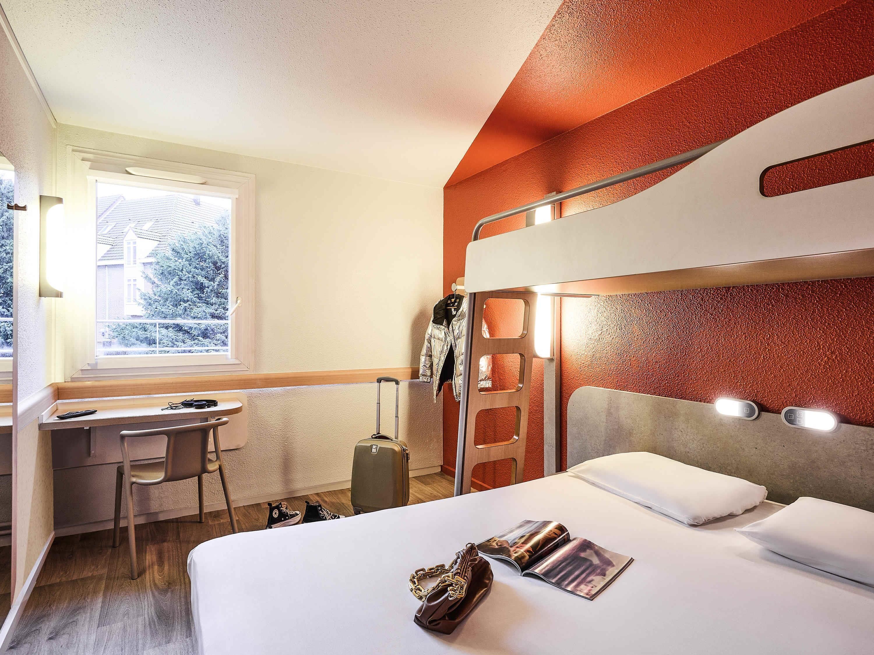 Triple Room, Multiple Beds | Desk, cribs (free), WiFi (free), bed sheets