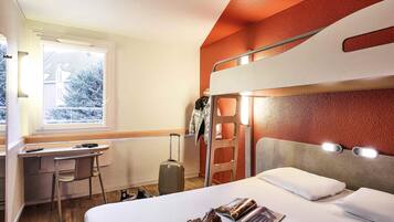 Triple Room, Multiple Beds | Desk, cribs (free), WiFi (free), bed sheets