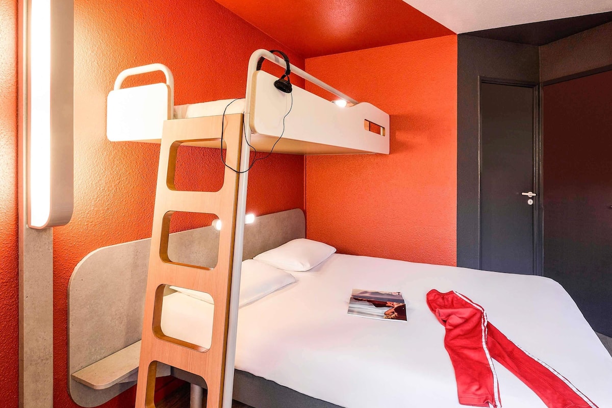 Desk, free cots/infant beds, free WiFi, bed sheets