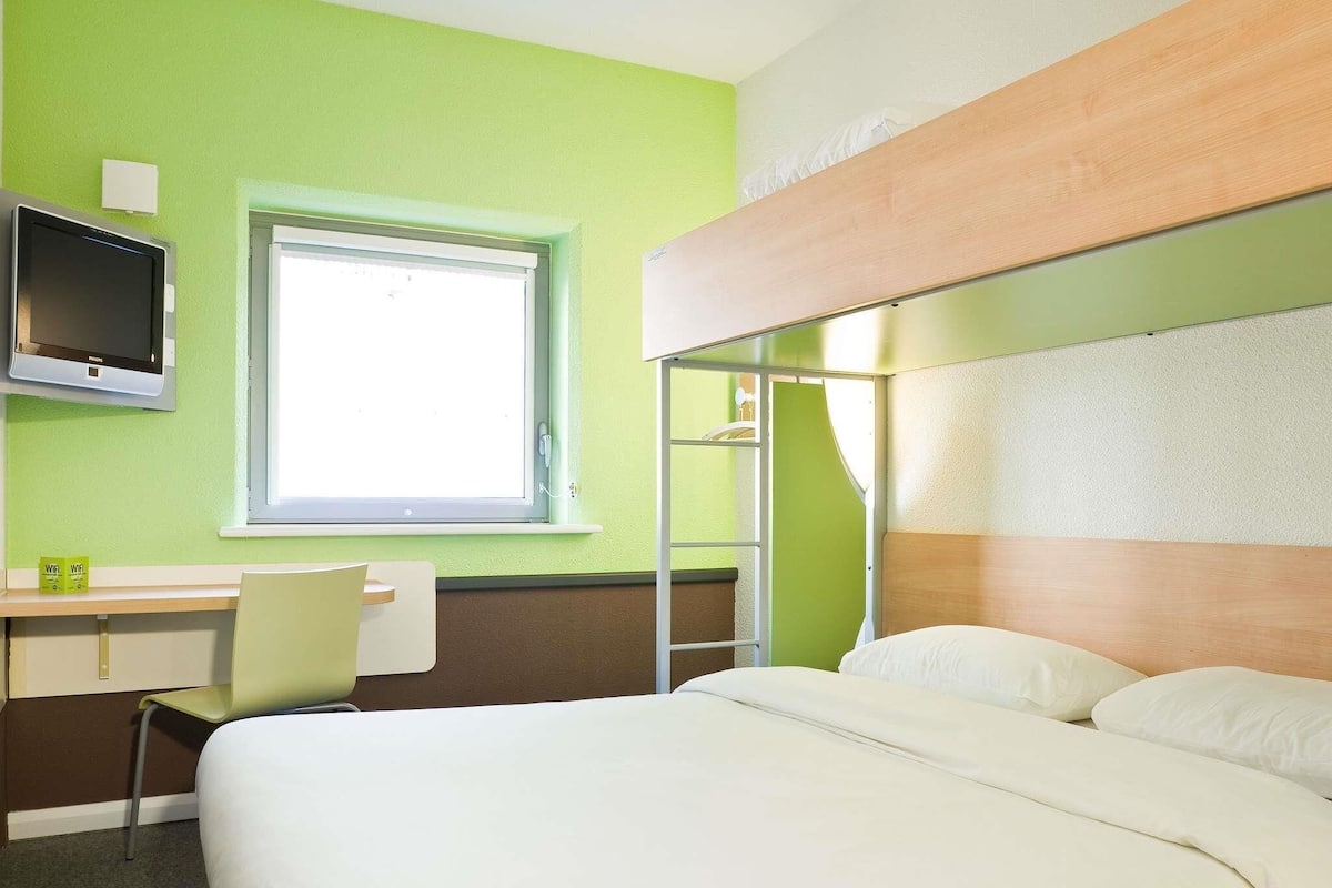 Suite estándar, 2 camas matrimoniales, habitaciones conectadas | Escritorio, cunas gratuitas, wifi gratis y ropa de cama