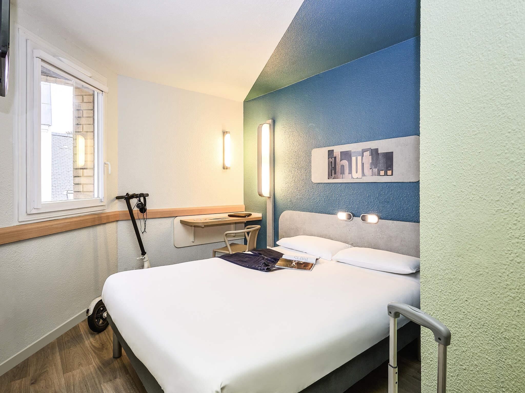 Escritorio, cunas gratuitas, wifi gratis y ropa de cama 