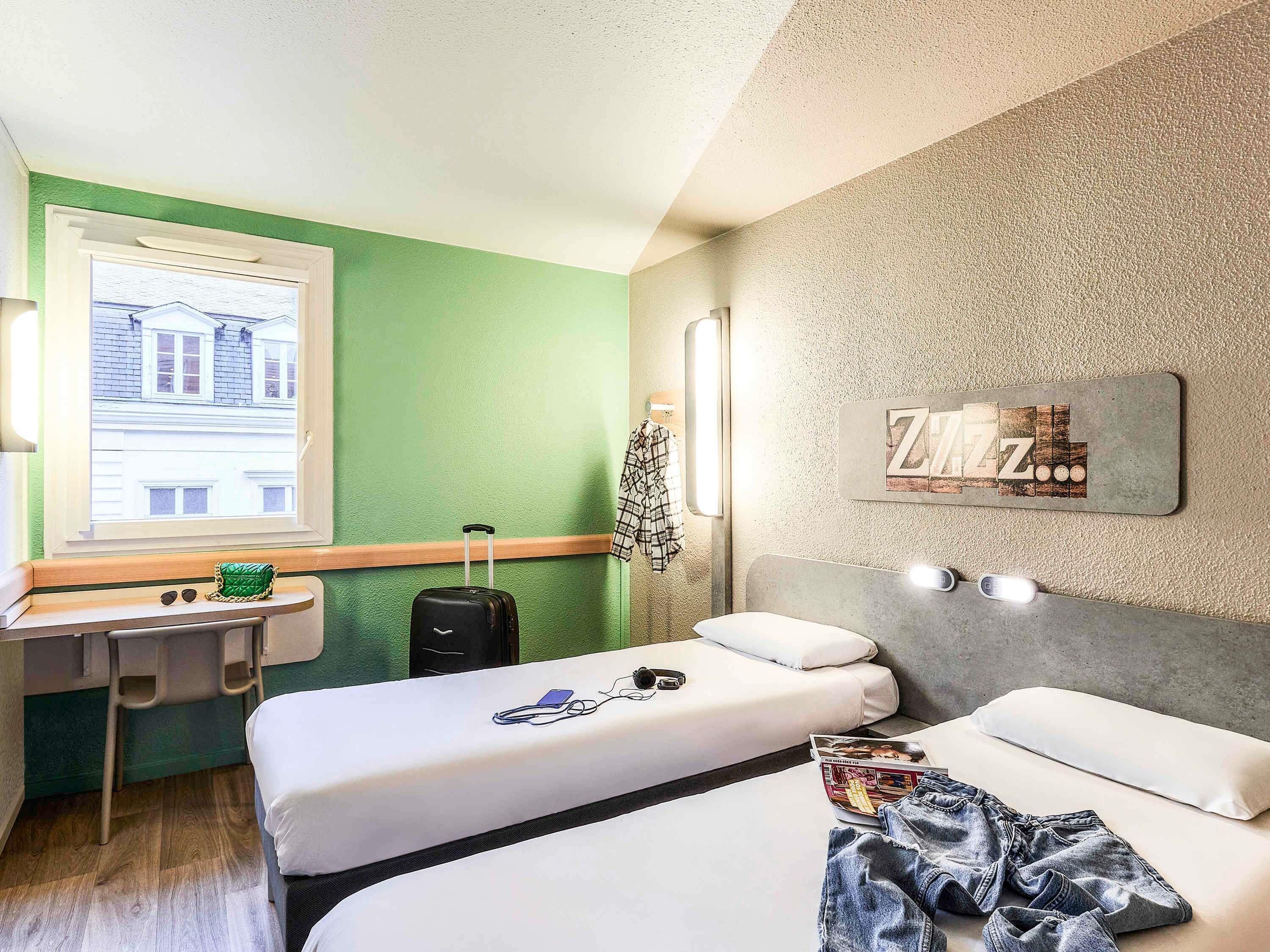 Habitación con 2 camas individuales, 2 camas individuales | Escritorio, cunas gratuitas, wifi gratis y ropa de cama 