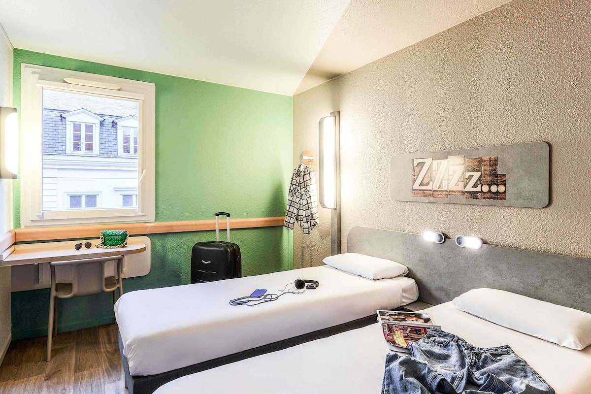 Habitación con 2 camas individuales, 2 camas individuales | Escritorio, cunas gratuitas, wifi gratis y ropa de cama