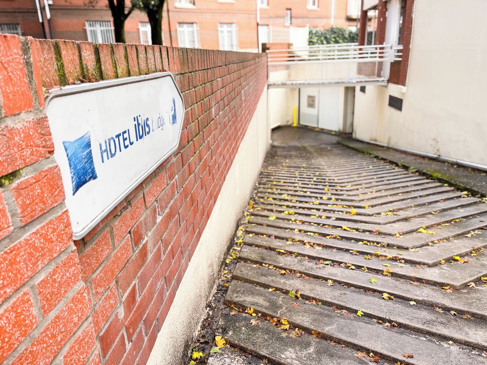 A brick wall with a sign for "HOTEL EL IBIS."