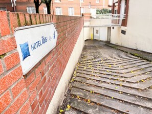 Parkir mandiri seharga EUR 18 per hari