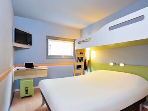 Bureau, lit de bébé (gratuit), accès au Wi-Fi (inclus), literie fournie